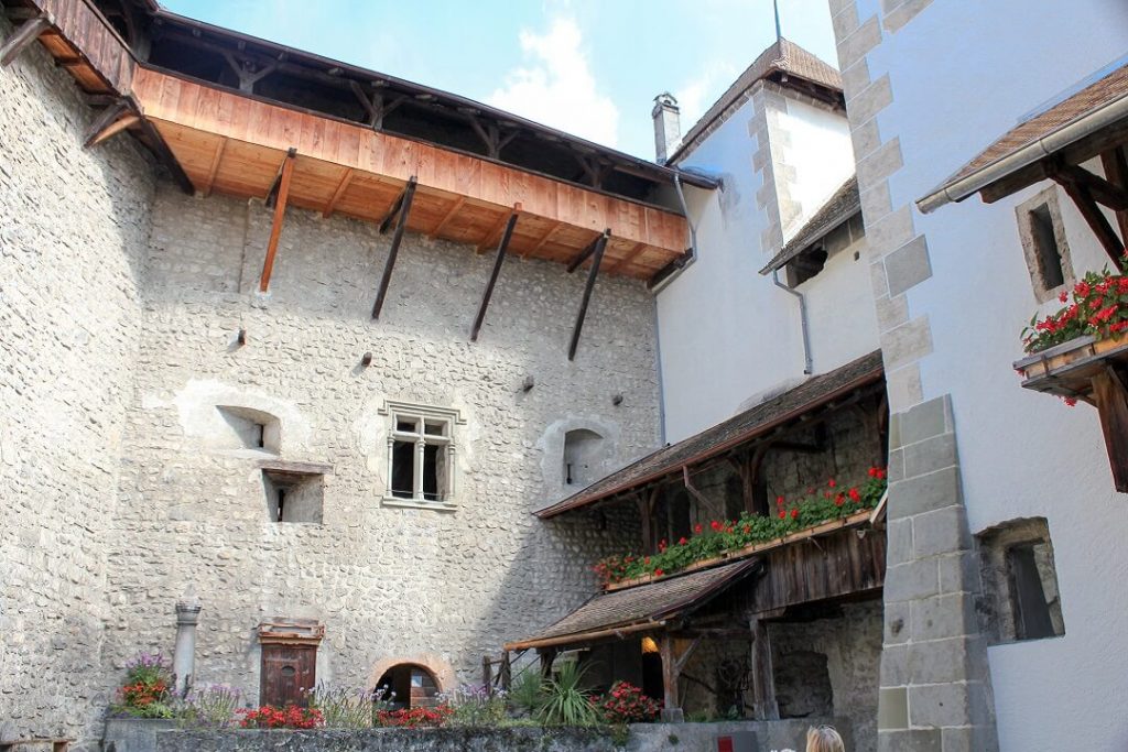 lavaux-wine-region-Chateau-de-chillon-courtyard