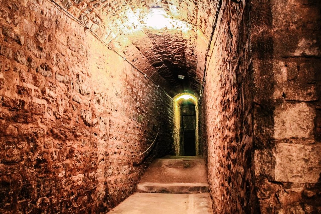 burgundy-region-castle-tunnels