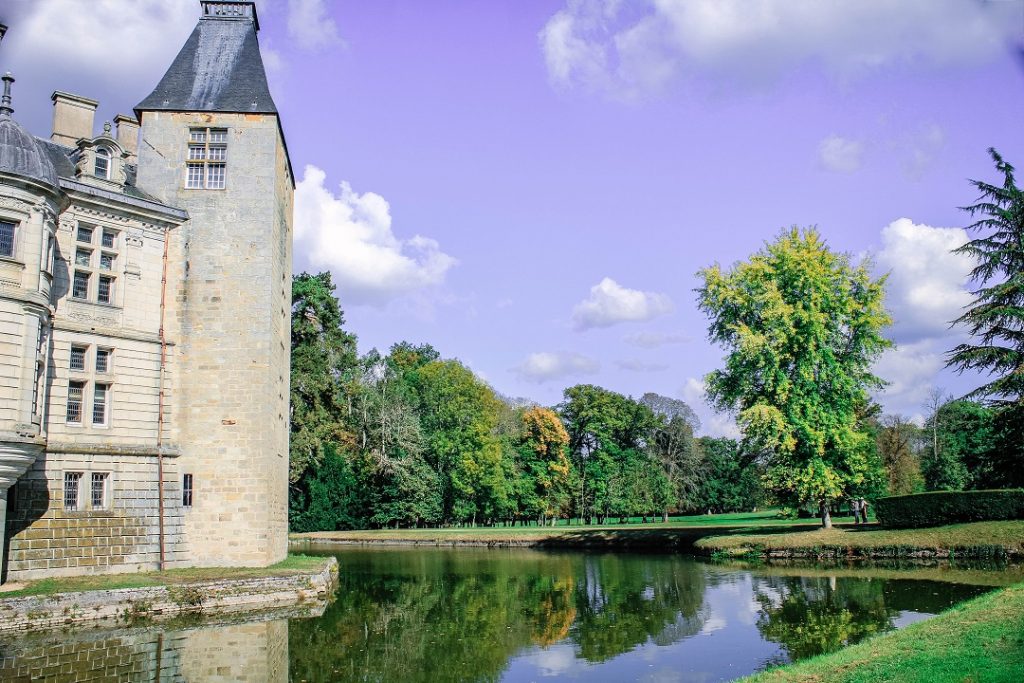 burgundy-region-chateau-de-sully-moat